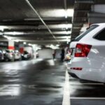 coche blanco aparcado en graje cerrado con el fondo difuminado