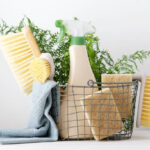 Productos ecológicos en una cesta de la compra metálica