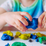 Niño jugando con plastilina de colores
