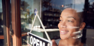 Mujer alegre mientras abre su negocio
