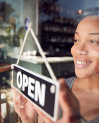 Mujer alegre mientras abre su negocio
