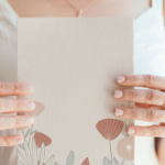 invitacion de boda floreada neutro