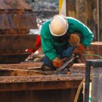 hombre realizando trabajo de soldadura